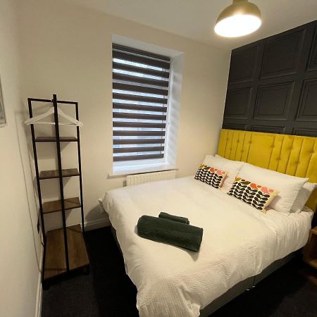 Modern & Retro Two Bedroom Apartment In 반즐리 외부 사진
