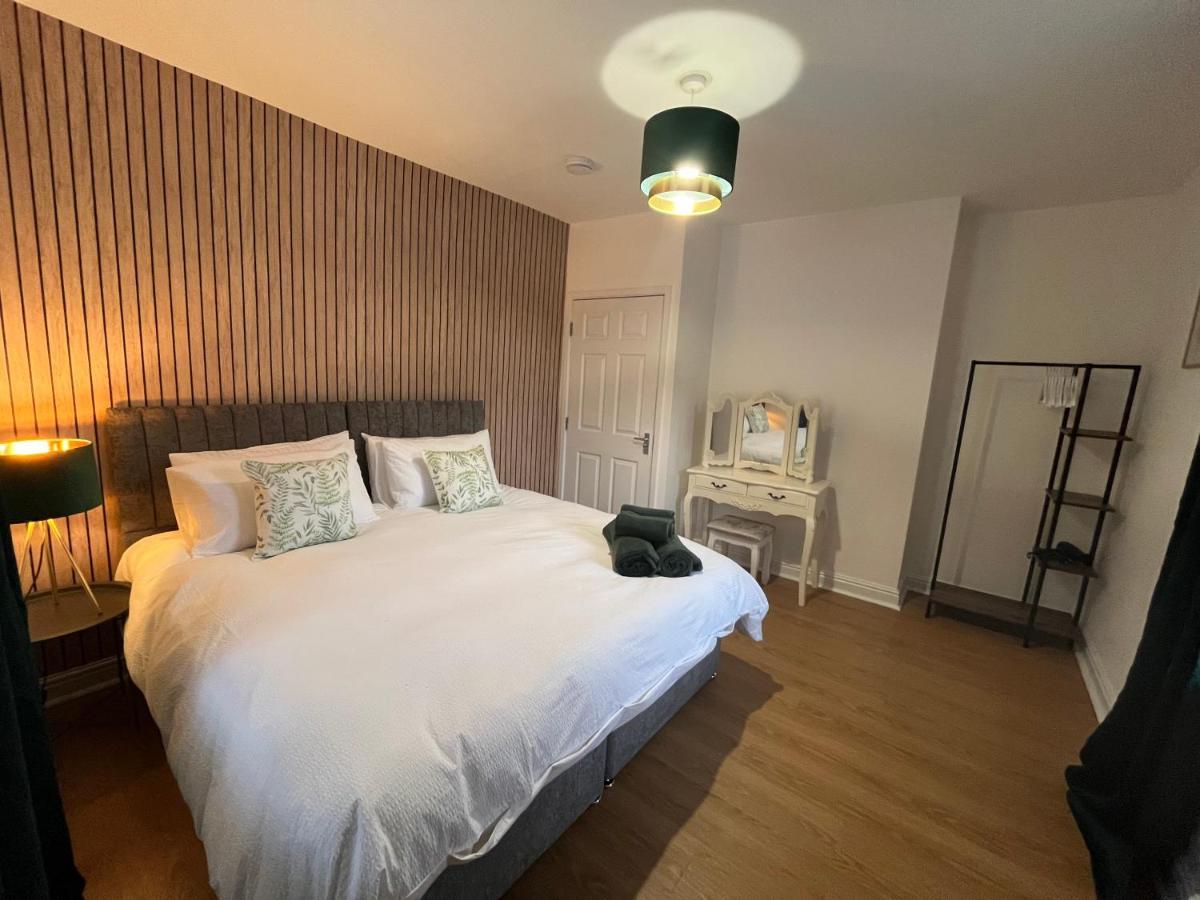 Modern & Retro Two Bedroom Apartment In 반즐리 외부 사진