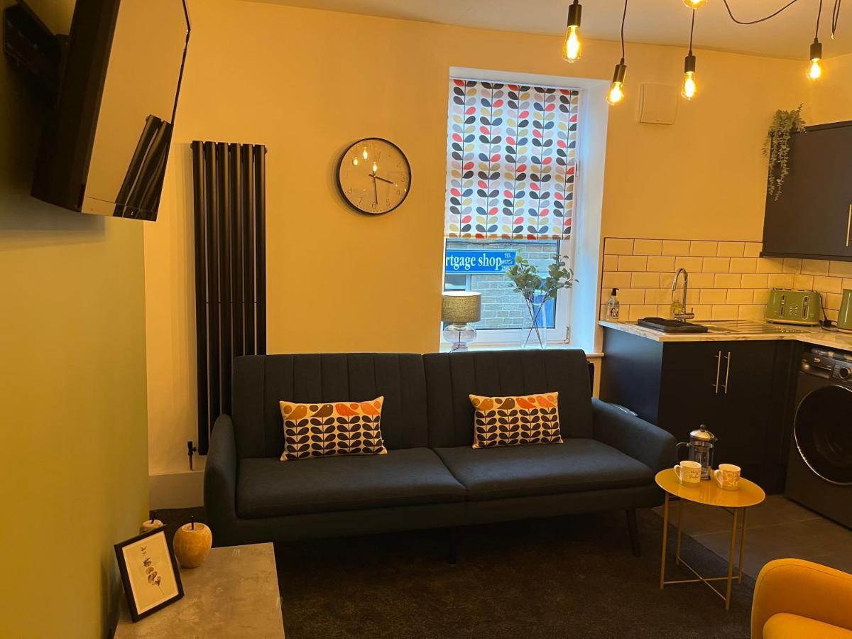 Modern & Retro Two Bedroom Apartment In 반즐리 외부 사진